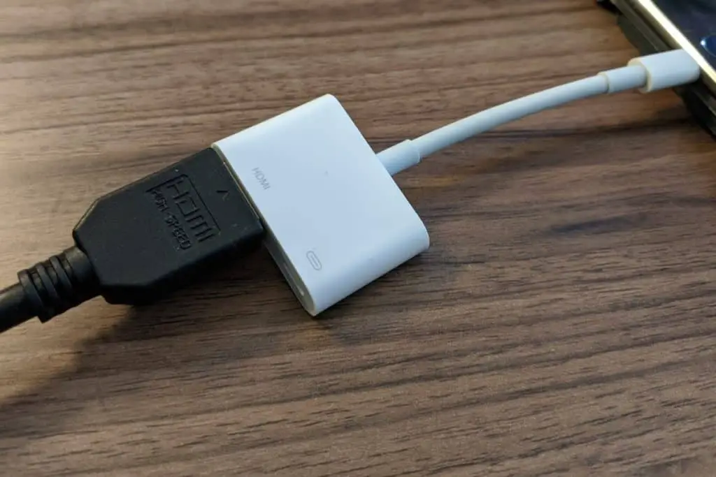 Conecta un iPhone o iPad con un cable HDMI